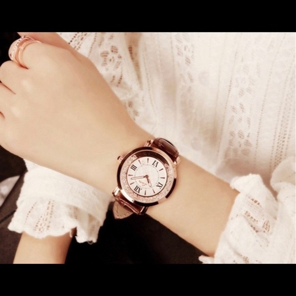 Leather Strap Quartz Watch - Picture 2 of 4